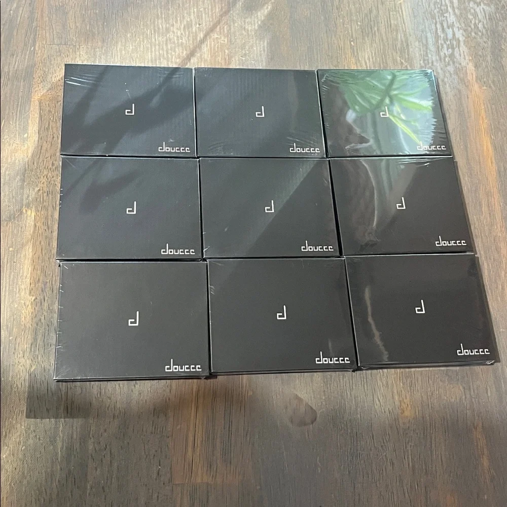 Doucce Multi-Shade Eyeshadow Set of 9 unopened make-up nip